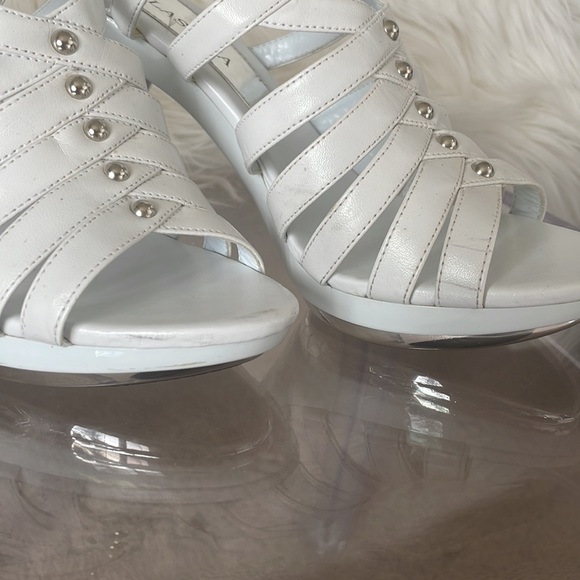 Lasonia White and Silver Heels, Size 7.5 - Picture 5 of 10